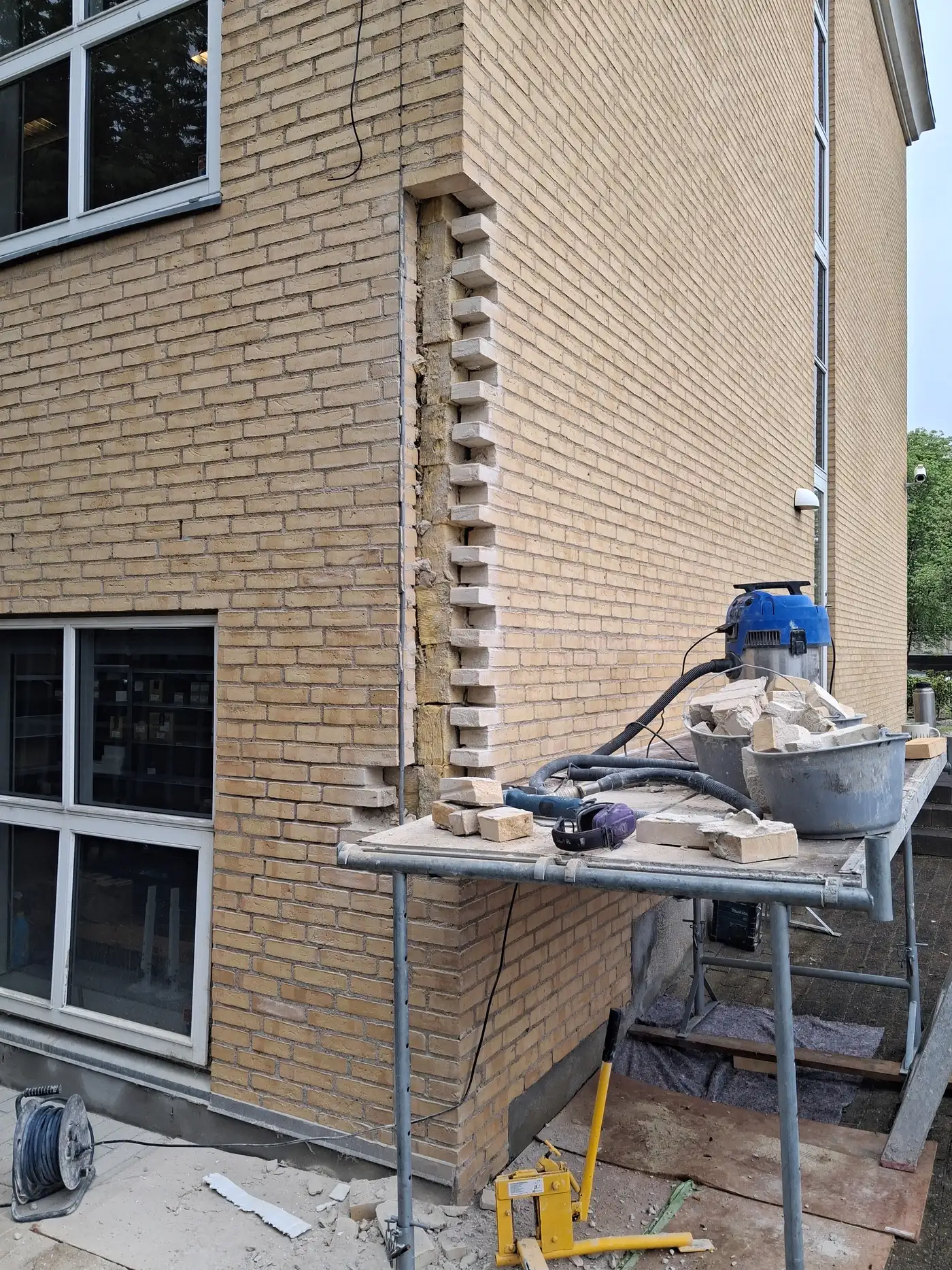 Facade under reparation ved hjørnet