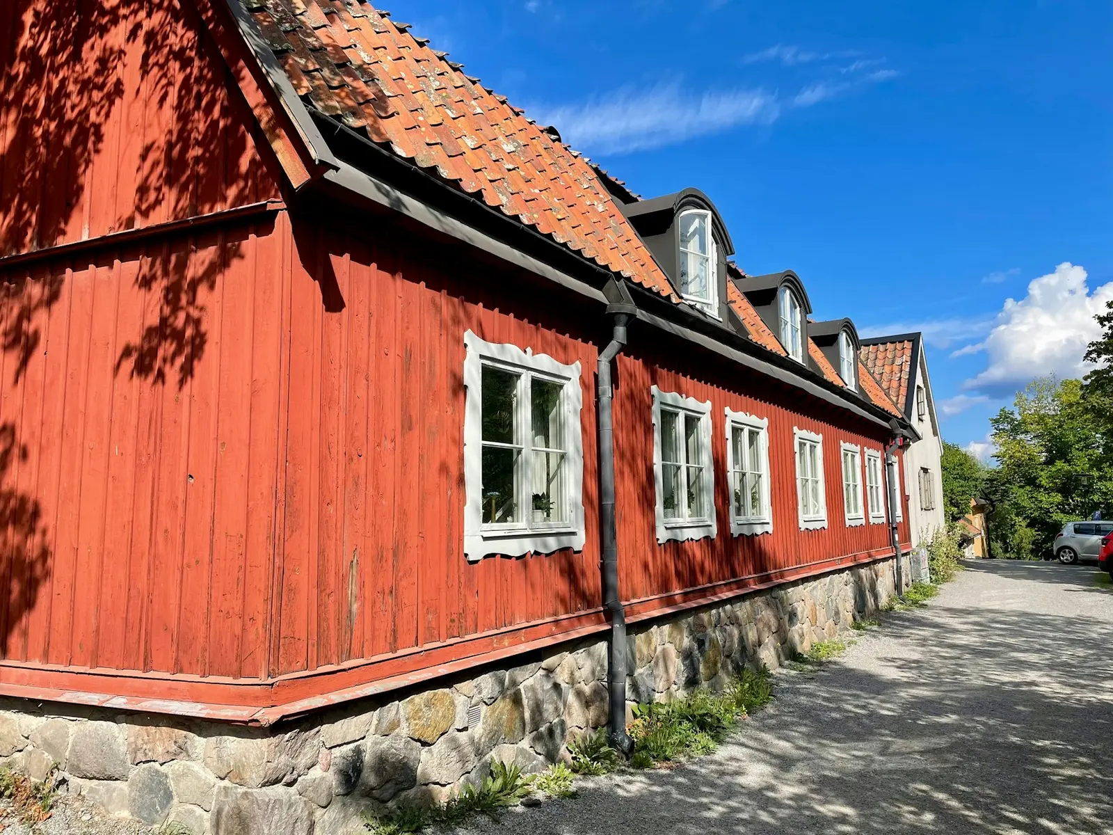 Nypudset sokkel på villa
